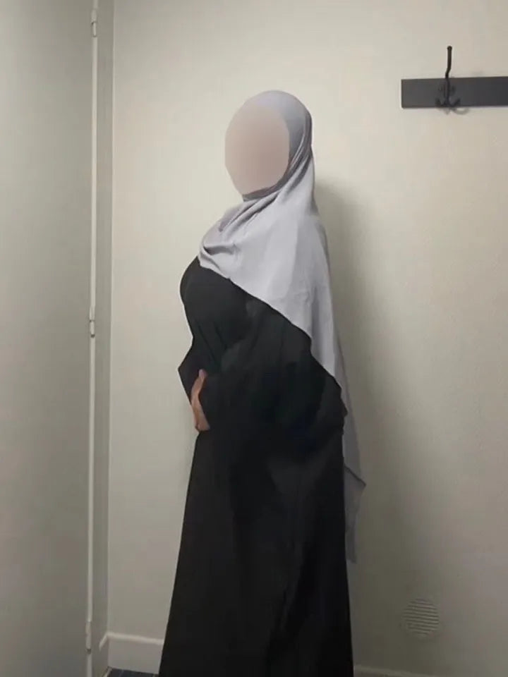 La même membre de profil après le programme, silhouette affinée