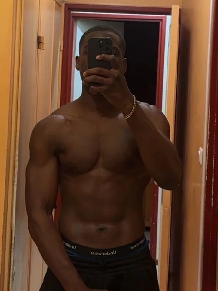 Le même membre torse nu après le programme, abdominaux et pectoraux dessinés
